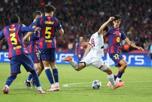 PSG의 이강인이 2일 스페인 바르셀로나에서 열린 2025-2026 UEFA UCL 리그 페이즈 2차전에 출전해 바르셀로나 수비진 사이에서 기습적인 왼발 슛을 시도하고 있다. 연합뉴스