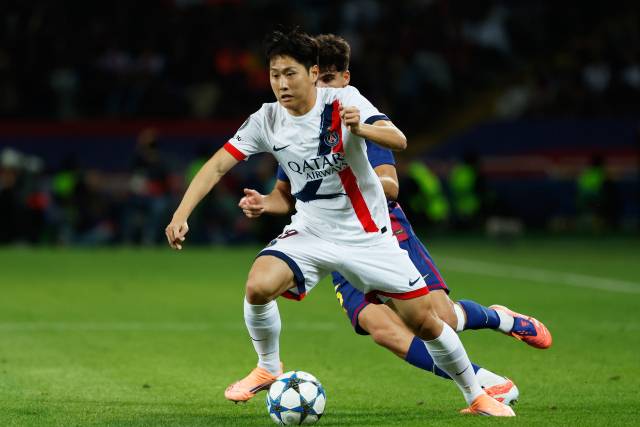 PSG의 이강인이 2일 스페인 바르셀로나에서 열린 2025-2026 UEFA UCL 리그 페이즈 2차전에 출전해 바르셀로나의 파우 쿠바르시와 공을 다투고 있다. 연합뉴스