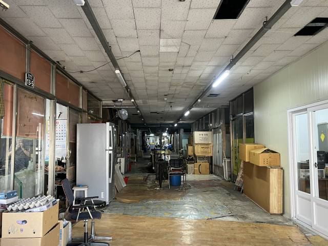 2일 오후 새길시장 건물 내부. 군데군데 천장과 타일, 벽이 파손된 채 방치돼 있다. 정두나 기자