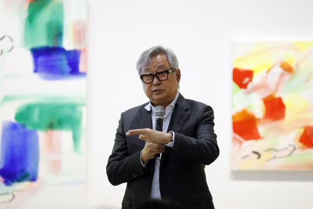 이강소 작가가 최근 대구미술관에서 열린 기자간담회에서 회고전에 대해 설명하고 있다. 대구미술관 제공