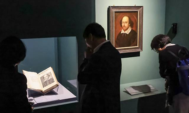 2025 부산박물관 교류기획전 ‘거장의 비밀 : 셰익스피어부터 500년 문학과 예술’ 개막식이 지난달 29일 부산 남구 부산박물관에서 열렸다. 참석 내빈들이 전시를 관람하고 있다. 사진은 윌리엄 셰익스피어 초상화(오른쪽)와 국내 처음으로 실물이 공개된 셰익스피어의 희곡 전집 < 퍼스트 폴리오>. 김종진 기자 kjj1761@
