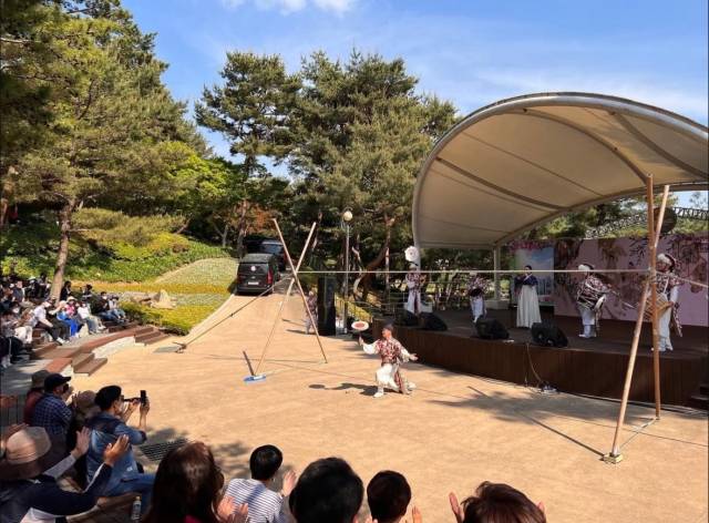 국립부산국악원은 오는 6일 오후 가족들이 함께 즐길 수 있는 추석 명절 공연 ‘달놀이’를 선보인다. 사진은 지난해 추석 명절공연 장면. 국립부산국악원 제공