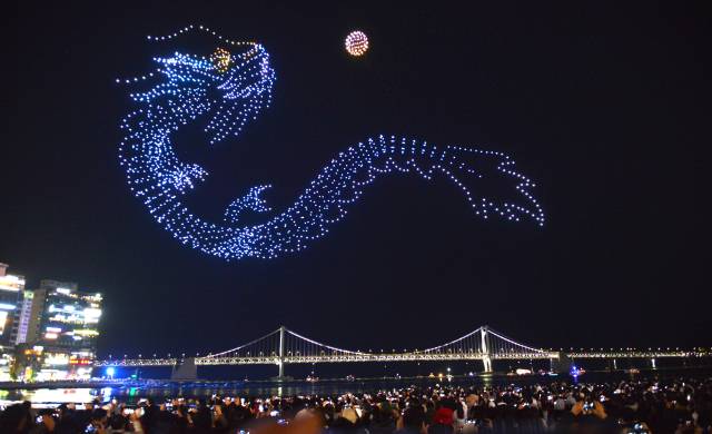 지난해 1월 부산 수영구 광안리해수욕장에서 펼쳐진 광안리 M 드론라이트쇼. 부산일보DB