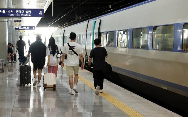 지난 8월 경부선 남성현~청도 구간에서의 사고 이후 경부선 KTX 연착이 잦아지면서 이용객들의 불만이 커지고 있다. 부산 동구 부산역 승강장에서 KTX 이용객들이 열차에 타기 위해 걸어가고 있는 모습. 부산일보DB