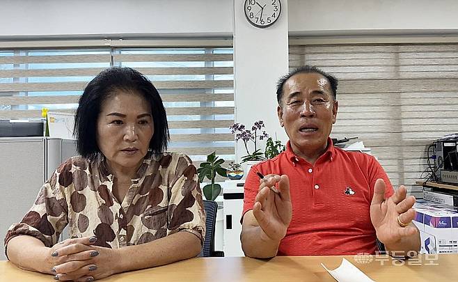 박연 폐광대책위원회 위원장(67·사진 오른쪽)과 김영숙 동면 주민자치위원회 위원장(72·여)이 지난 1일 오전 화순군 동면 동면주민자체센터에서 무등일보 취재기자와 인터뷰를 하고 있다.