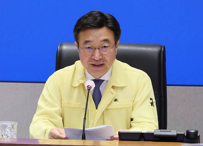 윤호중 행정안전부 장관이 1일 서울 종로구 정부서울청사에서 국가정보자원관리원 행정정보 시스템 화재 관련 중앙재난안전대책본부 7차 회의를 주재하고 있다. (사진=연합뉴스)