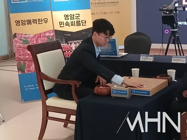 안성준 9단이 첫 수를 두고 있다.(사진=신안에서 MHN 엄민용 선임기자)