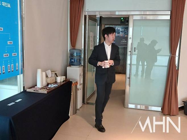 왕싱하오 9단이 대국장에 들어서고 있다.(사진=신안에서 MHN 엄민용 선임기자)