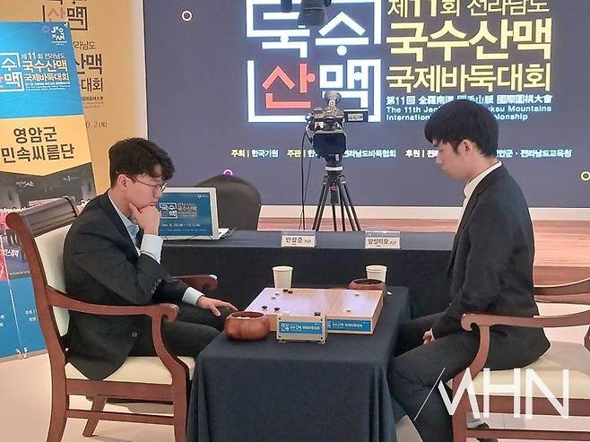 안성준 9단(왼쪽)과 왕싱하오 9단이 수읽기에 빠져 있다.(사진=신안에서 MHN 엄민용 선임기자)