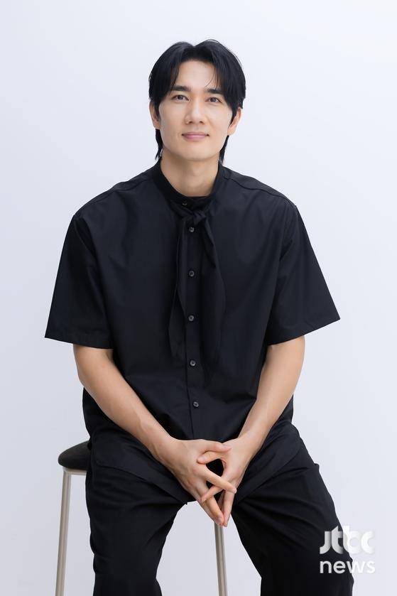 배우 엄태구가 5일 오후 서울 강남구 HLL중앙 사옥에서 인터뷰에 앞서 포즈를 취하고 있다. 박세완 엔터뉴스팀 기자 park.sewan@jtbc.co.kr