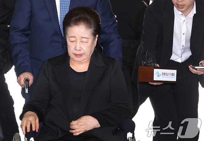 권성동 국민의힘 의원 등에게 금품을 전달하고 이권을 청탁한 혐의를 받는 한학자 통일교 총재가 22일 오후 서울 서초구 서울중앙지방법원에서 열린 구속 전 피의자심문(영장실질심사)에 출석하고 있다. 2025.9.22/뉴스1 ⓒ News1 이광호 기자