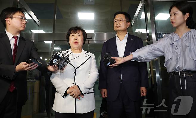 조배숙, 김장겸 국민의힘 의원이 2일 오후 서울 영등포경찰서에서 이진숙 전 방송통신위원장의 체포와 관련 항의 방문 뒤 입장을 밝히고 있다. 앞서 경찰은 이날 오후 4시 4분쯤 국가공무원법 및 공직선거법 위반 혐의로 이 전 위원장에 대한 체포영장을 집행했다. 2025.10.2/뉴스1 ⓒ News1 김진환 기자