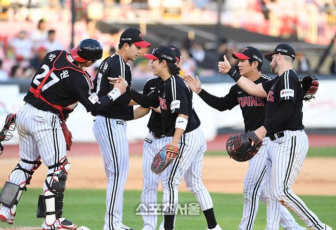 LG 선수들이 수원 KT위즈파크에서 열린 2025 KBO리그 KT와의 더블헤더 1차전에서 6-2로 승리한 뒤 하이파이브를 나누고 있다. 수원 | 박진업 기자 upandup@sportsseoul.com