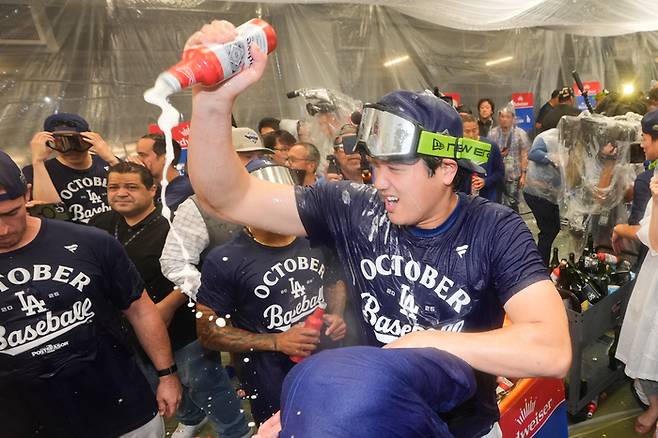 디비전시리즈(NLDS) 진출에 성공한 다저스 오타니 쇼헤이와 동료들이 샴페인을 터뜨리며 자축하고 있다. 사진 | LA=AP연합뉴스