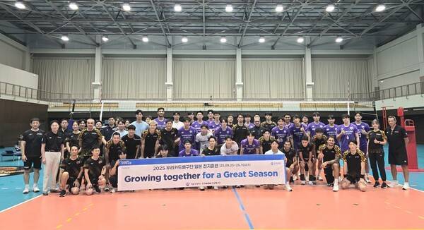 프로배구 우리카드 일본 SV리그 제이텍트·사카이와 연습경기 후 단체 촬영. /사진=우리카드