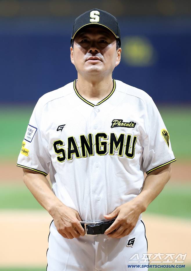 1일 고척스카이돔에서 열린 2025 KBO 퓨처스리그 챔피언결정전 상무와 KT의 경기, 그라운드에 나선 박치왕 상무 감독의 모습. 고척=허상욱 기자wook@sportschosun.com/2025.10.01/