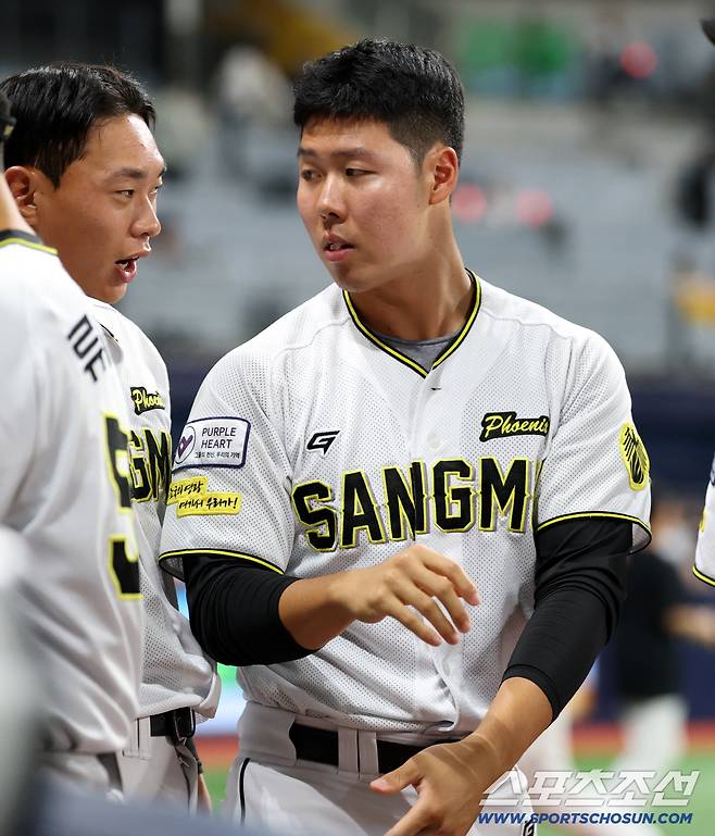 1일 고척스카이돔에서 열린 2025 KBO 퓨처스리그 챔피언결정전 상무와 KT의 경기, 수비를 마친 동료들을 맞이하는 전미르의 모습. 고척=허상욱 기자wook@sportschosun.com/2025.10.01/