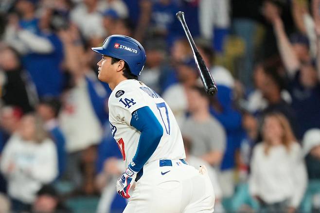 LA 다저스 오타니 쇼헤이가 1일(한국시각) 신시내티 레즈와의 와일드카드 시리즈 1차전서 6회말 우중간 투런홈런을 치고 있다. AP연합뉴스