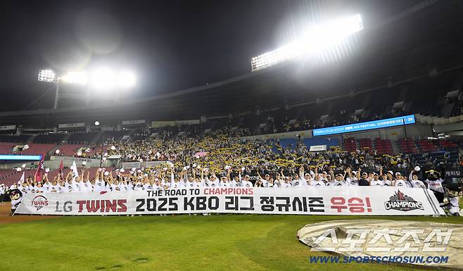 정규리그 우승을 확정 지은 LG 트윈스 선수들이 기념촬영을 하고 있다. 잠실=박재만 기자 pjm@sportschosun.com