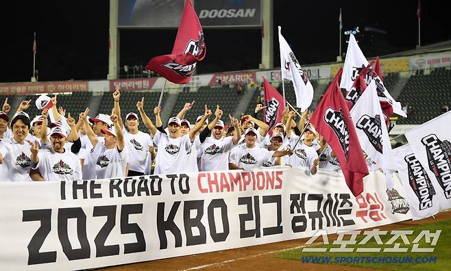 정규리그 우승을 확정 지은 LG 트윈스 선수들.