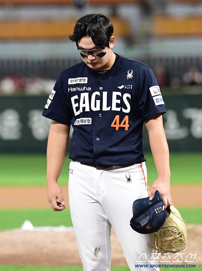 아쉬움에 한동안 고개를 들 수 없었던 한화 김서현.