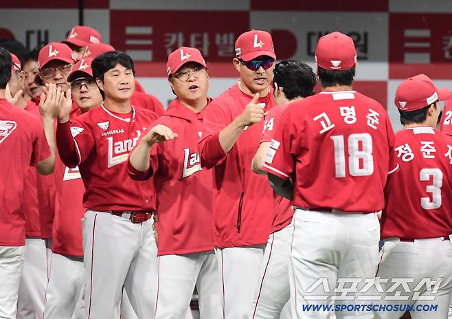 30일 서울 고척돔에서 열린 KBO리그 키움과 SSG의 경기. SSG가 키움에 승리했다. 정규시즌 3위를 확정한 SSG 선수들이 승리의 기쁨을 나누고 있다. 선수들과 하이파이브를 나누고 있는 이숭용 감독. 고척=송정헌 기자songs@sportschosun.com/2025.09.30/