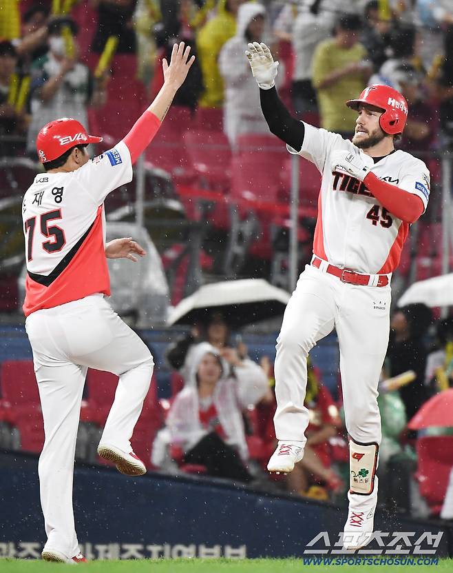 2일 광주 기아챔피언스필드에서 열린 SSG-KIA전. 2회말 무사 위즈덤이 솔로포를 친 후 조재영 코치와 하이파이브하고 있다. 광주=정재근 기자 cjg@sportschosun.com/2025.10.2/