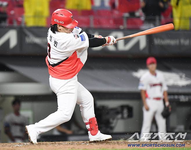 2일 광주 기아챔피언스필드에서 열린 SSG-KIA전. 7회말 2사 2, 3루 김선빈이 2타점 적시타를 치고 있다. 광주=정재근 기자 cjg@sportschosun.com/2025.10.2/