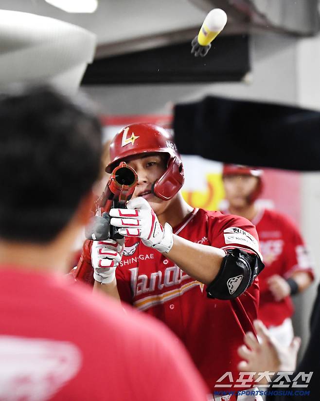 2일 광주 기아챔피언스필드에서 열린 SSG-KIA전. 8회초 2사 1루 이율예가 투런포를 친 후 세리머니를 하고 있다. 광주=정재근 기자 cjg@sportschosun.com/2025.10.2/