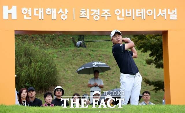 올해 현대해상 최경주인비테이셔널에서 1타차로 정상에 오른 전가람이 티샷을 날리고 있는 모습./KPGA