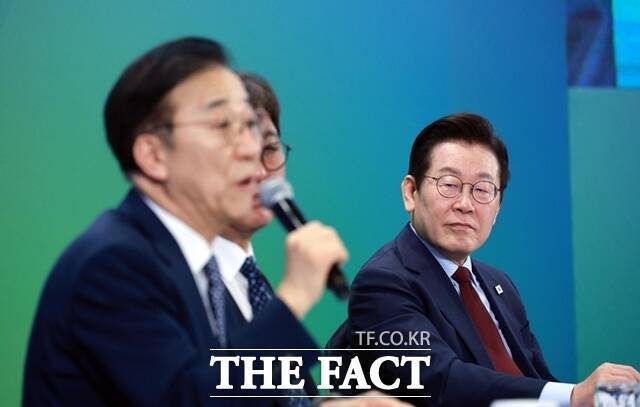 이재명 정부가 지난달 초 '9·7 공급대책'을 내놓고 잇따라 규제 시그널을 보냈지만 서울 집값은 계속 오르고 있다. 이재명 대통령이 지난달 12일 강원 춘천시 강원창작개발센터에서 열린 '강원의 마음을 듣다' 타운홀 미팅에서 김윤덕 국토교통부 장관의 발언을 듣고 있다. /뉴시스