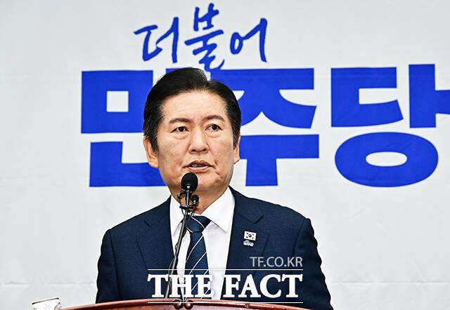정청래(사진) 더불어민주당 대표가 2일 "추석 귀향길 라디오 뉴스를 통해 '검찰청 폐지' 소식을 전해드리겠다고 한 약속을 지켰다"고 밝혔다./배정한 기자