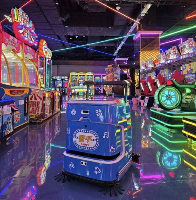 짱구오락실 인천 부평점에 AI 자율주행 청소로봇 '휠리' (사진=라이노스)