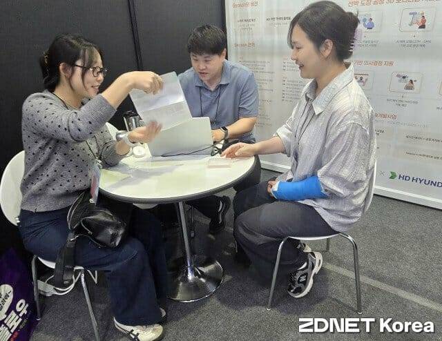 지난 9월 30일 AI페스타 시즌 부스에서 시즌 직원들이  홍보전략 회의를 진행했다.