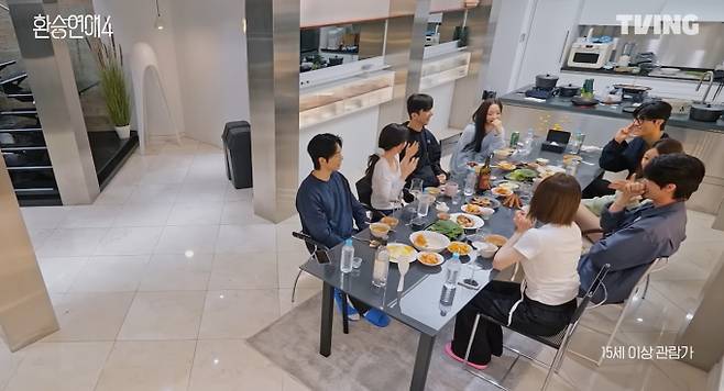 티빙 오리지널 연애 리얼리티 '환승연애4'가 지난 1일 첫 공개됐다. 사이먼 도미닉, 이용진, 김예원, 유라가 패널로 다시 참여했으며, 성백현, 김우진, 정원규, 조유식, 최윤녕, 곽민경, 홍지연, 박지현 등 8명의 새로운 출연진이 등장했다. 1000일 이상 연애한 커플이 포함된 것으로 알려졌으며, 구체적인 직업 등은 아직 공개되지 않았다. 첫 방송 후 시청자들은 "기다렸다"는 긍정적 반응과 "분위기가 작위적이다"라는 엇갈린 반응을 보였다. '환승연애4'는 매주 수요일 오후 6시 라이브, 8시 VOD로 공개된다.