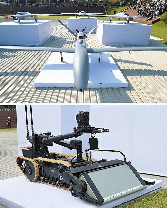 ‘미래 전력’으로 국내 기술진이 개발 중인 여러 종류의 무인기 모형(위), 폭발물 제거 및 지뢰 탐지가 가능한 폭발물 탐지·제거 로봇(아래)이 1일 국군의 날 행사에 전시된 모습. /연합뉴스