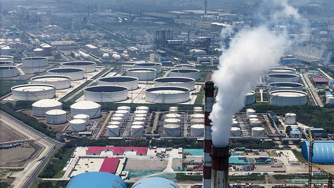 중국이 석유화학 핵심 연료인 에틸렌 등의 신규 증설을 수요를 봐 가며 합리적으로 조정하기로 했다. 대신 고부가가치 제품을 연구·개발하는 ‘질적 전환’에도 뛰어든다. 사진은 중국 상하이의 석유화학 산업 단지 전경. /게티이미지코리아