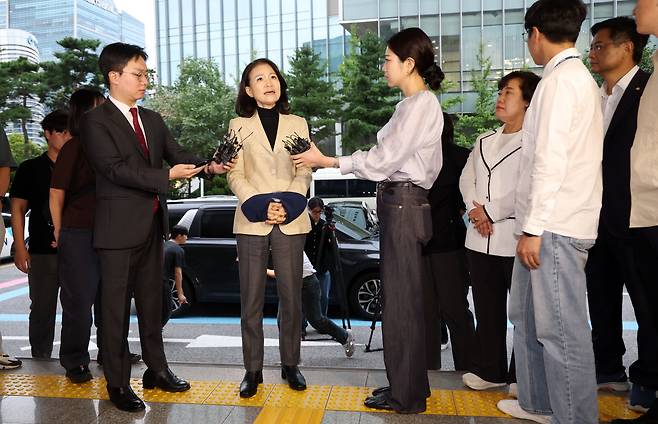 공직선거법·국가공무원법 위반 등 혐의로 체포된 이진숙 전 방송통신위원장이 2일 서울 영등포경찰서로 압송돼 입장을 밝히고 있다. /뉴시스