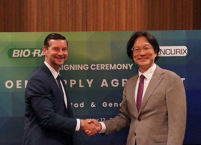 짐 배리(Jim Barry)  바이오래드 부사장(EVP) 과 조상래 젠큐릭스 대표이사가 종양 진단키트 유럽 공급 계약을 기념하고 있다. /젠큐릭스
