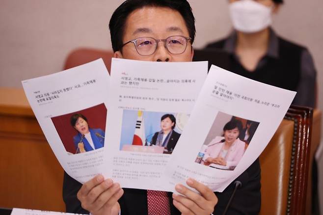 곽규택 국민의힘 의원이 지난달 30일 국회법제사법위원회 전체회의에서 더불어민주당 서영교 의원의 발언이 진행되는 동안 가족 채용 논란을 다룬 과거 언론기사를 들고 있다. ⓒ연합뉴스