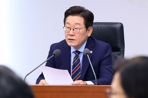 이재명 대통령이 2일 용산 대통령실에서 열린 수석보좌관회의를 주재하고 있다. [연합뉴스]