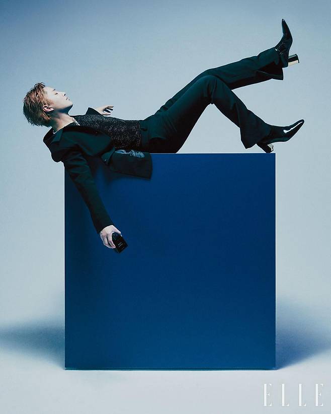 블루 드 샤넬 렉스클루시프의 더없이 완벽한 큐브 보틀은 딥 블루 컬러와 만나 신비롭고 압도적 아우라를 풍긴다. 수학적으로나 물리학적으로나 정사각형은 무한함의 상징이다. 우즈가 손 안에 품은, 네모반듯한 보틀 실루엣에 담긴 무한한 비전을 느껴보길. 블루 드 샤넬 렉스클루시프, 60ml 26만2천원, 100ml 36만5천원, Chanel. 블랙 재킷과 팬츠는 모두 YCH. 슬리브리스 톱은 Amiri. 네크리스는 Chanel. 앵클부츠는 스타일리스트 소장품.