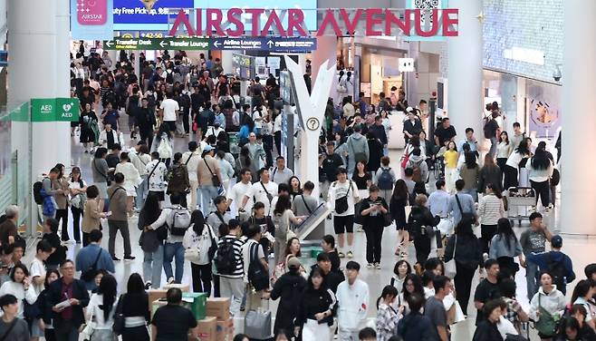 추석 연휴를 하루 앞둔 2일 오전 인천국제공항 제1여객터미널 면세구역이 여행객들로 북적이고 있다./사진=뉴스1