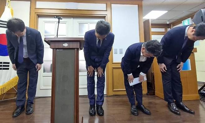 전대욱 한국수력원자력 사장 직무대행(왼쪽 두번째)이 지난달 22일 경북 경주상공회의소에서 월성원자력본부가 게시한 현수막 문구와 관련해 국민과 경주시민에게 사과하고 있다. 연합뉴스