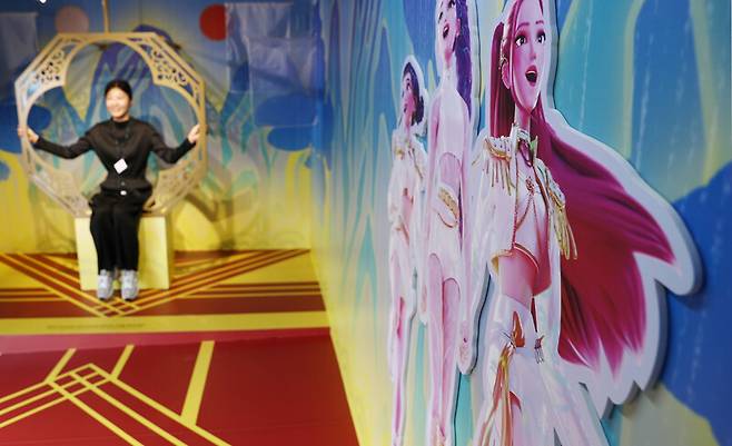 에버랜드 ‘케이팝 데몬 헌터스’ 테마존에서 포즈를 취하고 있는 이. 박미향 기자