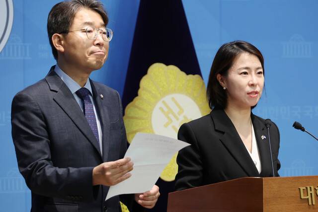 김한나 더불어민주당 서울시당 윤리심판위원(왼쪽)이 2일 서울 여의도 국회 소통관에서 종교단체 경선 동원 의혹에 대한 진상조사 결과를 발표하고 있다. 연합뉴스