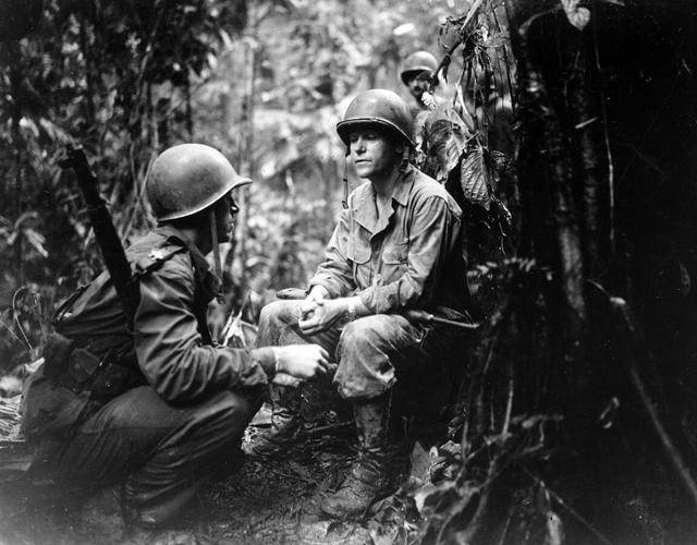 1943년 8월 남태평양 뉴기니 전선에서 현장 시찰을 하고 있는 로턴 콜린스 미 25사단장. 미 육군