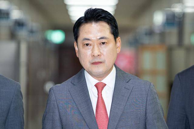 장동혁 국민의힘 대표가 2일 서울 여의도 국회에서 이진숙 전 방송통신위원장 체포 관련 기자간담회를 위해 이동하고 있다. 뉴스1