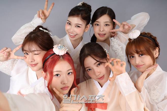 그룹 앳하트가 23일 오후 서울 중구 순화동 KG타워에서 진행된 추석 맞이 한복 인터뷰에 앞서 포즈를 취하고 있다. 서병수 기자 qudtn@edaily.co.kr /2025.09.23/