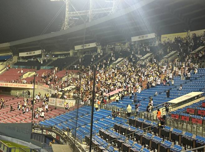 10월 1일 밤 10시 56분, 한화의 패배로 LG의 우승이 확정되자 남아있던 1루측 홈팬들이 기뻐하고 있다. 잠실=이형석 기자&nbsp;